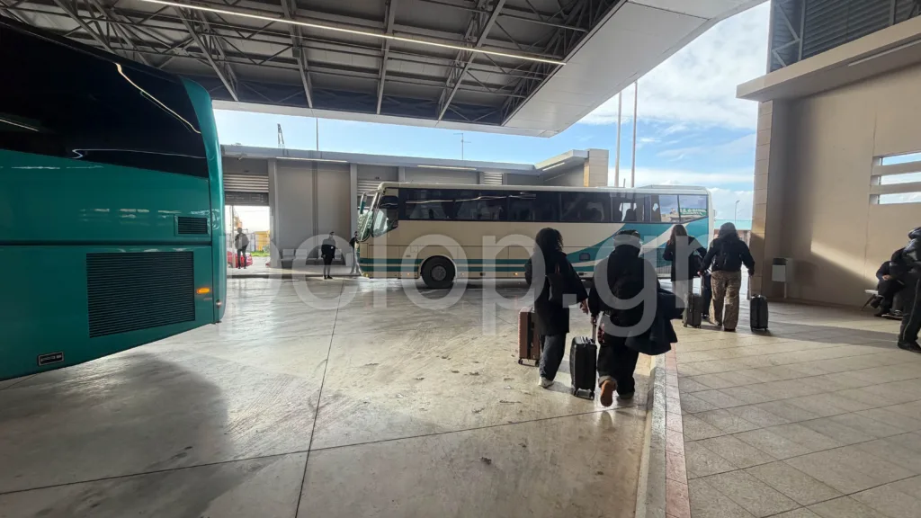 Πατρινό Καρναβάλι: Χωρίς σταματημό φτάνουν λεωφορεία με επισκέπτες - Γεμίζει η πόλη με καρναβαλιστές ΦΩΤΟ