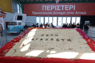 Καθαρά Δευτέρα: Λαγάνες… γίγας σε όλη τη χώρα – Από το Περιστέρι έως τη Θεσσαλονίκη και τα Χανιά