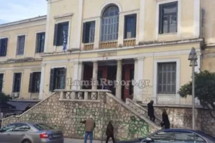 Λαμία: Μητέρα εγκατέλειψε το παιδί της με αυτισμό στα δικαστήρια