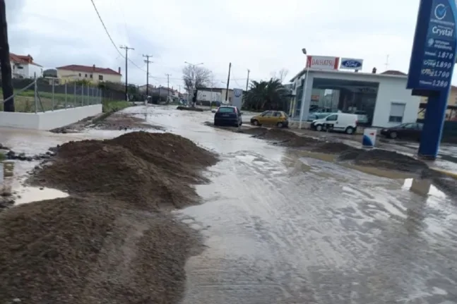 Λήμνος: Πλημμύρισε η Μύρινα μετά την υπερχείλιση ποταμού – Αυτοκίνητα παρασύρθηκαν, ζημιές στο οδικό δίκτυο