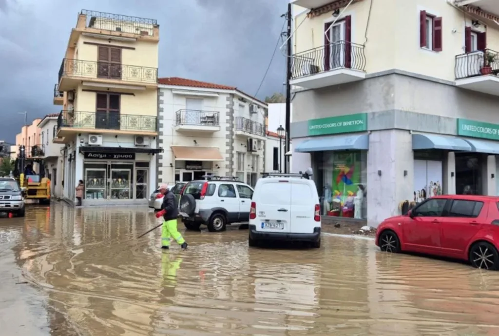 Λήμνος: Πλημμύρισε η Μύρινα μετά την υπερχείλιση ποταμού – Αυτοκίνητα παρασύρθηκαν, ζημιές στο οδικό δίκτυο