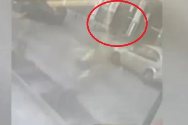 Πειραιάς: Βίντεο από ένοπλη ληστεία σε σούπερ μάρκετ – Με όπλο απείλησε υπαλλήλους και διέφυγε