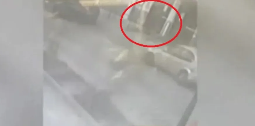 Πειραιάς: Βίντεο από ένοπλη ληστεία σε σούπερ μάρκετ – Με όπλο απείλησε υπαλλήλους και διέφυγε