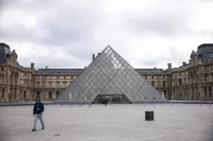Συλλήψεις για κύκλωμα απάτης 10 εκατ. ευρώ στο Λούβρο – Στο μικροσκόπιο και εργαζόμενοι του μουσείου