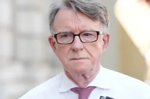 Πολιτικός σεισμός στη Βρετανία: Έρευνα για σχέσεις πρώην υπουργού με τον Έπσταϊν και πιθανές διαρροές κυβερνητικών πληροφοριών