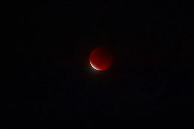 Έρχεται το «Ματωμένο Φεγγάρι»: Ποι θα μπορούν να δουν την ολική έκλειψη Σελήνης