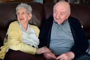 Απίστευτο, 98χρονη μετακόμισε σε οίκο ευγηρίας για να φροντίζει τον 80χρονο γιο της!