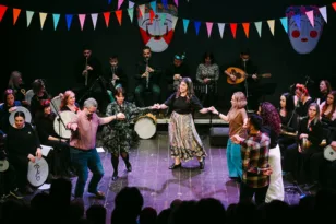 Μουσική και αποκριάτικη παράδοση στη σκηνή: Επιτυχημένη η παράσταση «Τις Μεγάλες Αποκριές» του Ρυθμότοπου ΦΩΤΟ