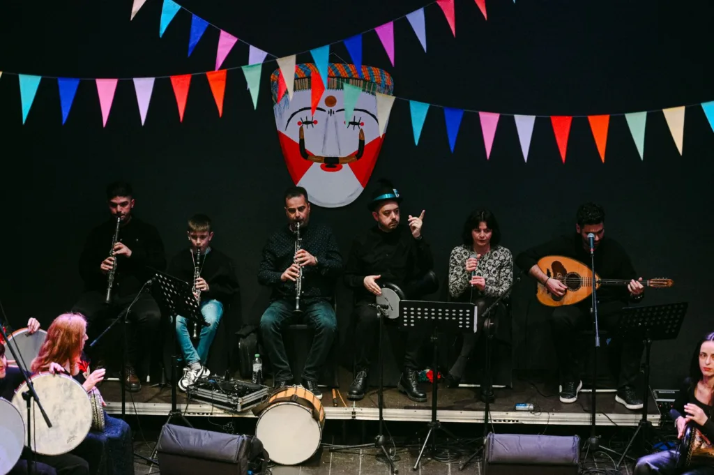 Μουσική και αποκριάτικη παράδοση στη σκηνή: Επιτυχημένη η παράσταση «Τις Μεγάλες Αποκριές» του Ρυθμότοπου ΦΩΤΟ