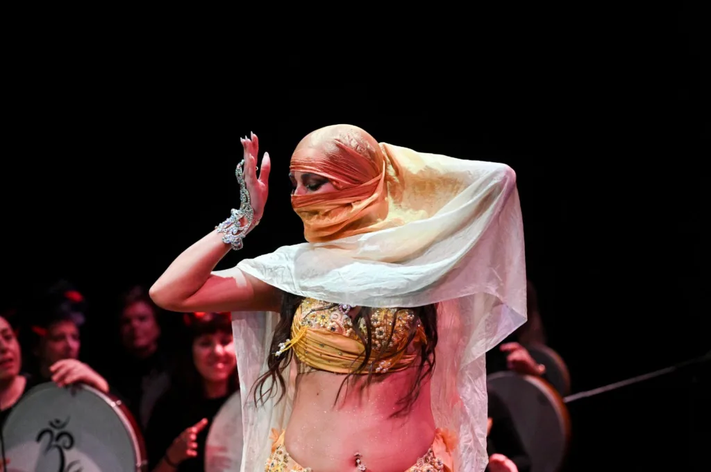 Μουσική και αποκριάτικη παράδοση στη σκηνή: Επιτυχημένη η παράσταση «Τις Μεγάλες Αποκριές» του Ρυθμότοπου ΦΩΤΟ