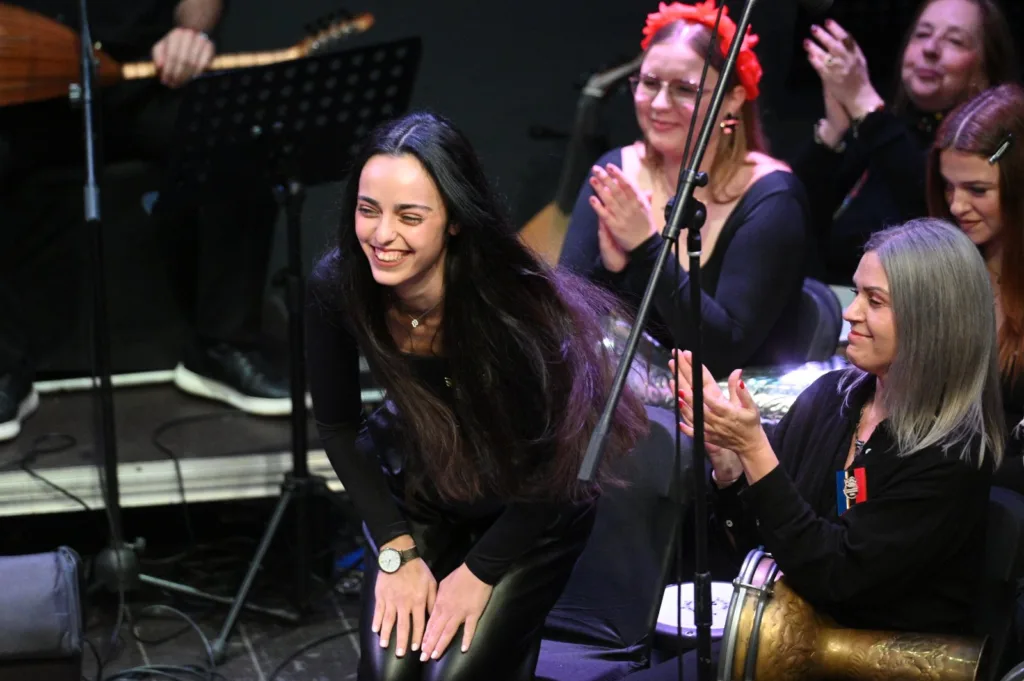 Μουσική και αποκριάτικη παράδοση στη σκηνή: Επιτυχημένη η παράσταση «Τις Μεγάλες Αποκριές» του Ρυθμότοπου ΦΩΤΟ