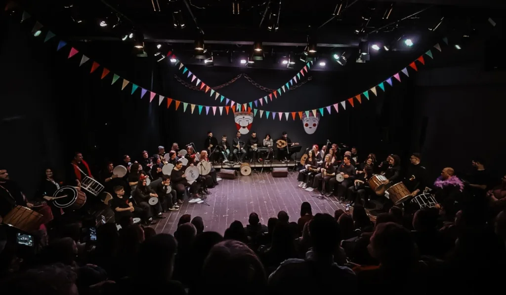 Μουσική και αποκριάτικη παράδοση στη σκηνή: Επιτυχημένη η παράσταση «Τις Μεγάλες Αποκριές» του Ρυθμότοπου ΦΩΤΟ