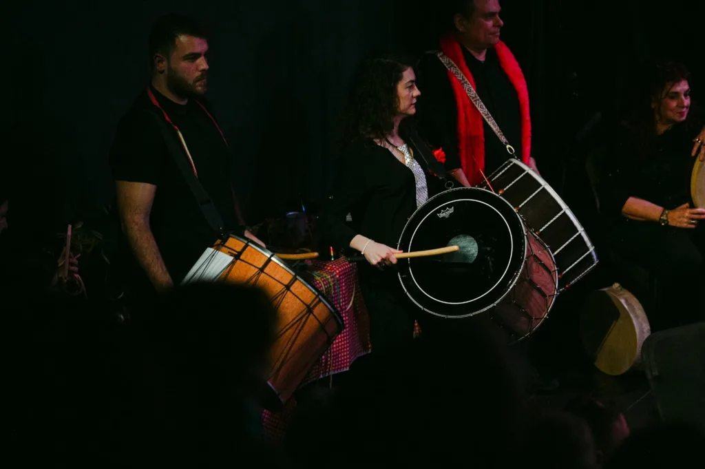 Μουσική και αποκριάτικη παράδοση στη σκηνή: Επιτυχημένη η παράσταση «Τις Μεγάλες Αποκριές» του Ρυθμότοπου ΦΩΤΟ