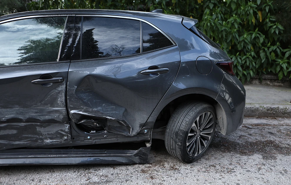 Μεθυσμένη τραγουδίστρια προσέκρουσε σε σταθμευμένα οχήματα στο Κολωνάκι ΦΩΤΟ