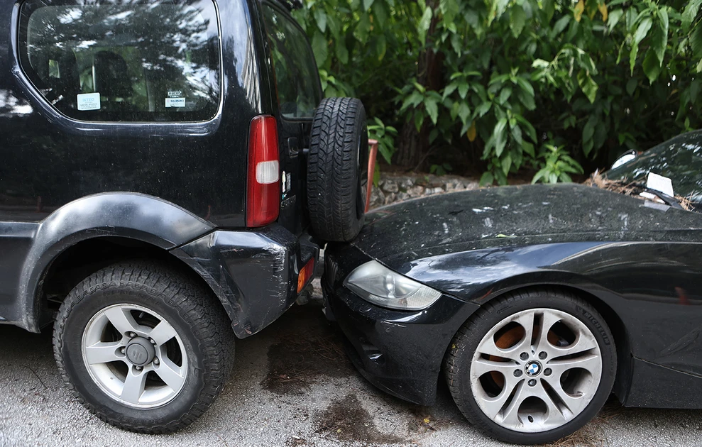 Μεθυσμένη τραγουδίστρια προσέκρουσε σε σταθμευμένα οχήματα στο Κολωνάκι ΦΩΤΟ