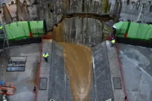 ΖΩΝΤΑΝΑ Μετροπόντικας «Αθηνά»: Έφτασε στον Ευαγγελισμό ανοίγοντας τον δρόμο για τη Γραμμή 4 του Μετρό