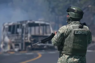 Χάος στο Μεξικό μετά τον θάνατο βαρόνου ναρκωτικών, επιθέσεις από το καρτέλ ΒΙΝΤΕΟ