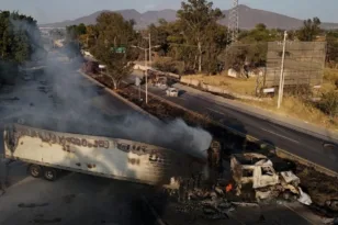 Μεξικό: Τουρίστες εγκλωβισμένοι και πτήσεις ακυρώνονται μετά τον θάνατο του «Ελ Μέντσο» – Βίαια αντίποινα σε 12 πολιτείες