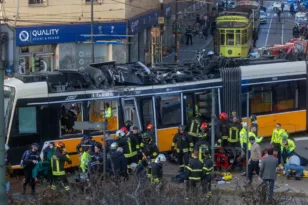 Μιλάνο: Σε λιποθυμία του οδηγού φέρεται να οφείλεται ο εκτροχιασμός του τραμ, δύο νεκροί και 40 τραυματίες