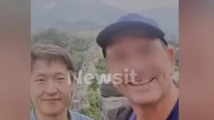 Οι σέλφι του σμήναρχου-κατάσκοπου, χαμογελώντας με τους Κινέζους που τον στρατολόγησαν