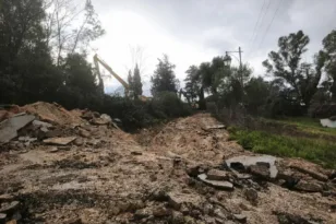 Πρέβεζα: Στο έλεος της κακοκαιρίας με κατολισθήσεις και πλημμύρες, στον «αέρα» ολόκληρο κατάστημα λόγω διάβρωσης του εδάφους