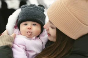 Μωρό και κρύο: Ποια φροντίδα χρειάζεται το δέρμα του
