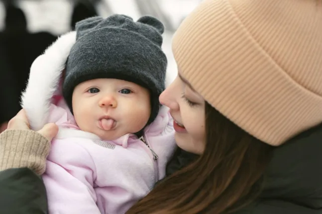 Μωρό και κρύο: Ποια φροντίδα χρειάζεται το δέρμα του