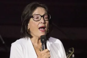 Μούσχουρη: «Έσπασε» όταν τη βράβευσε ο Νίκος Αλιάγας στη Γαλλία με λόγια του Νίκου Καζαντζάκη