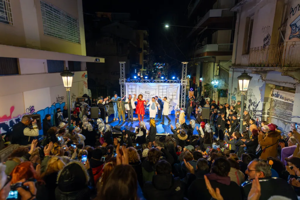 Πατρινό Καρναβάλι: Ο θίασος VARATE «βάρεσε» με τα «ΜΥΔΙΑ» στις σκάλες της Πατρέως ΦΩΤΟ