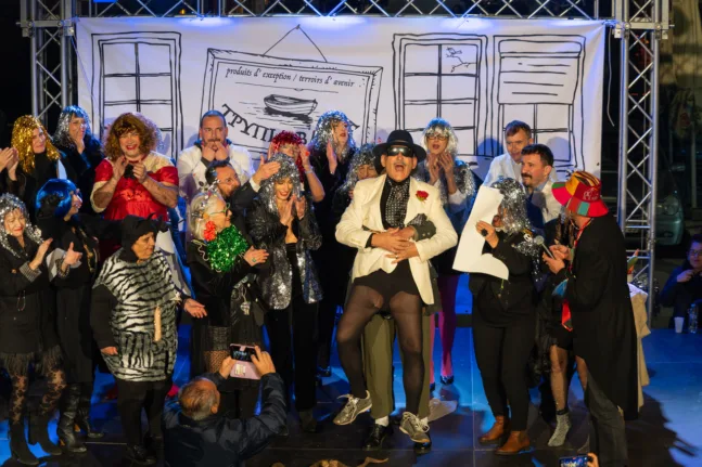 Πατρινό Καρναβάλι: Ο θίασος VARATE «βάρεσε» με τα «ΜΥΔΙΑ» στις σκάλες της Πατρέως ΦΩΤΟ