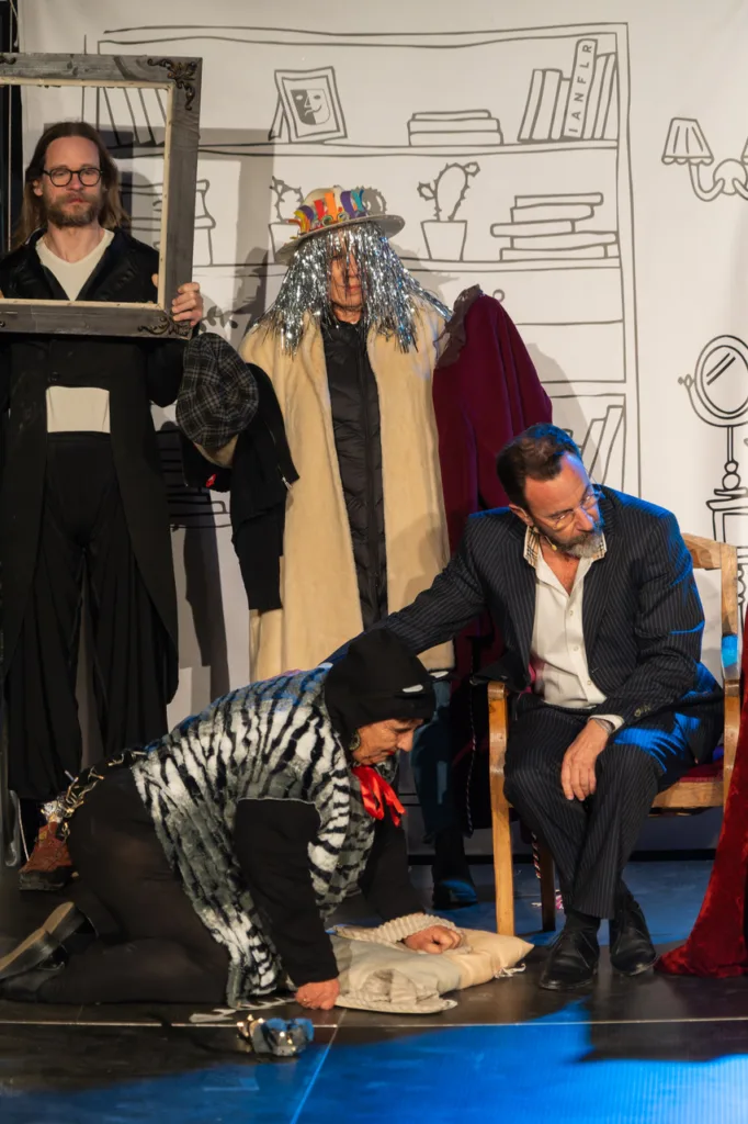 Πατρινό Καρναβάλι: Ο θίασος VARATE «βάρεσε» με τα «ΜΥΔΙΑ» στις σκάλες της Πατρέως ΦΩΤΟ