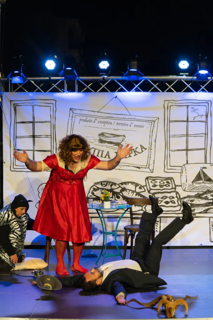 Πατρινό Καρναβάλι: Ο θίασος VARATE «βάρεσε» με τα «ΜΥΔΙΑ» στις σκάλες της Πατρέως ΦΩΤΟ