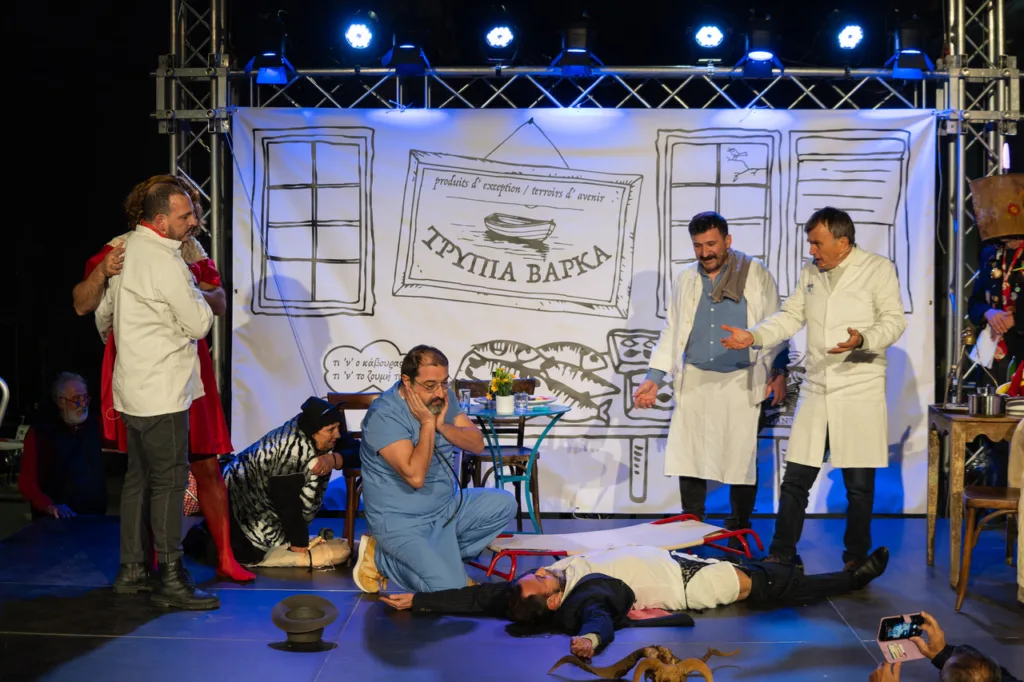 Πατρινό Καρναβάλι: Ο θίασος VARATE «βάρεσε» με τα «ΜΥΔΙΑ» στις σκάλες της Πατρέως ΦΩΤΟ