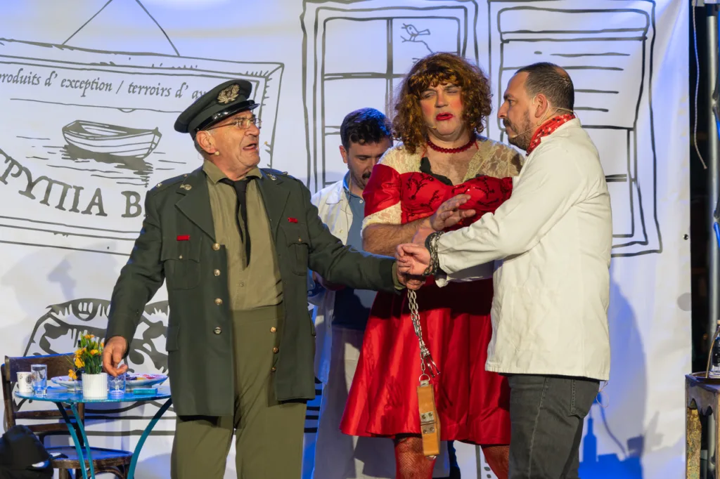 Πατρινό Καρναβάλι: Ο θίασος VARATE «βάρεσε» με τα «ΜΥΔΙΑ» στις σκάλες της Πατρέως ΦΩΤΟ