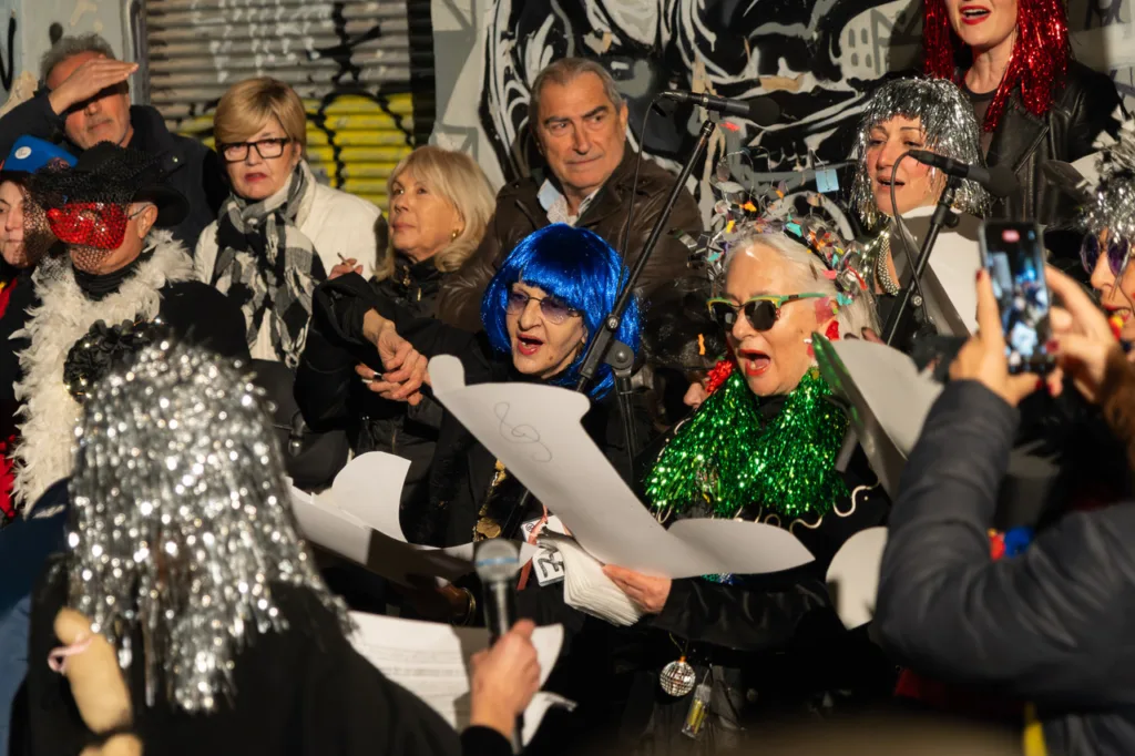 Πατρινό Καρναβάλι: Ο θίασος VARATE «βάρεσε» με τα «ΜΥΔΙΑ» στις σκάλες της Πατρέως ΦΩΤΟ