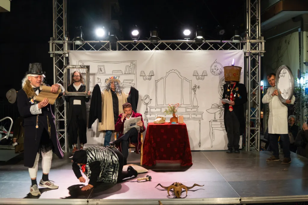 Πατρινό Καρναβάλι: Ο θίασος VARATE «βάρεσε» με τα «ΜΥΔΙΑ» στις σκάλες της Πατρέως ΦΩΤΟ