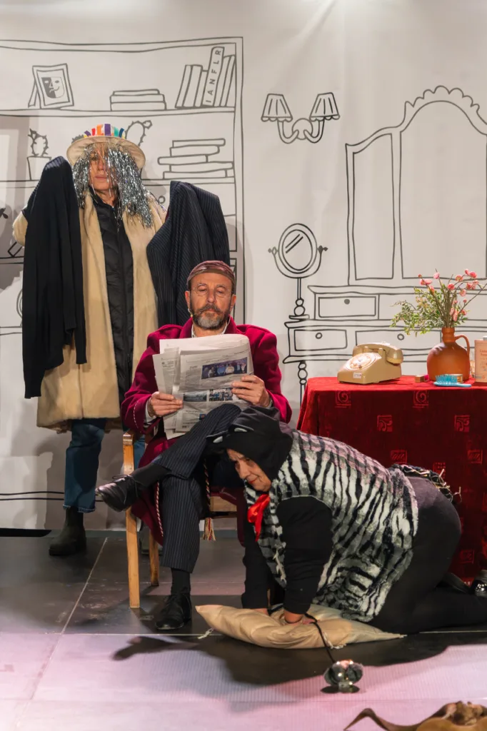 Πατρινό Καρναβάλι: Ο θίασος VARATE «βάρεσε» με τα «ΜΥΔΙΑ» στις σκάλες της Πατρέως ΦΩΤΟ