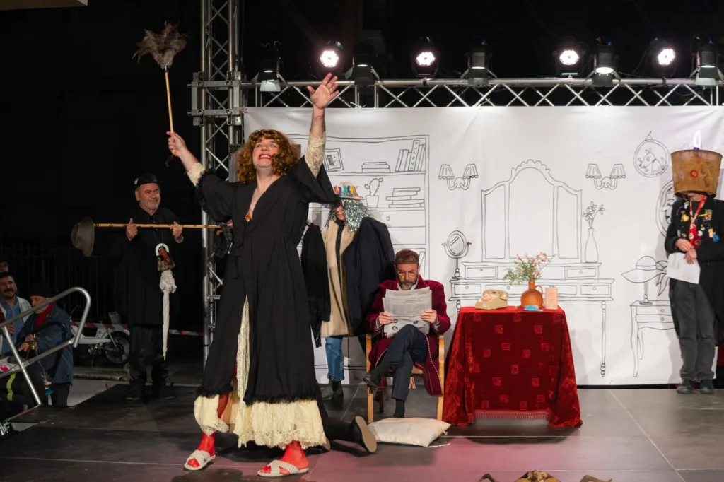 Πατρινό Καρναβάλι: Ο θίασος VARATE «βάρεσε» με τα «ΜΥΔΙΑ» στις σκάλες της Πατρέως ΦΩΤΟ