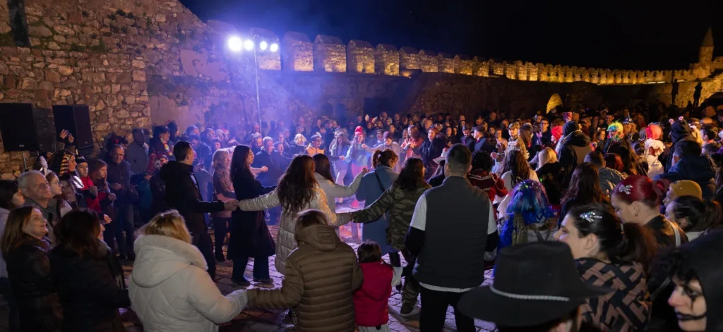 Η Ναύπακτος υποδέχθηκε πλήθος κόσμου και το τριήμερο της Αποκριάς ΦΩΤΟ