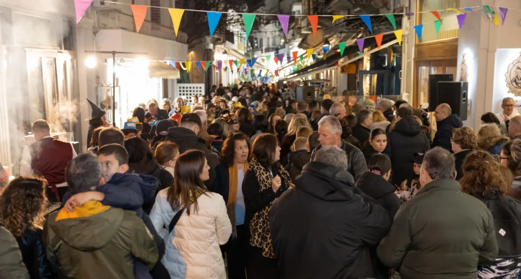 Η Ναύπακτος υποδέχθηκε πλήθος κόσμου και το τριήμερο της Αποκριάς ΦΩΤΟ