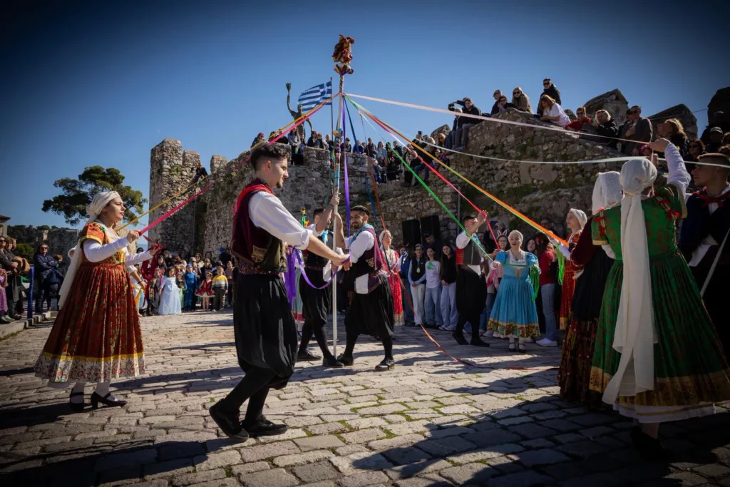 Η Ναύπακτος υποδέχθηκε πλήθος κόσμου και το τριήμερο της Αποκριάς ΦΩΤΟ