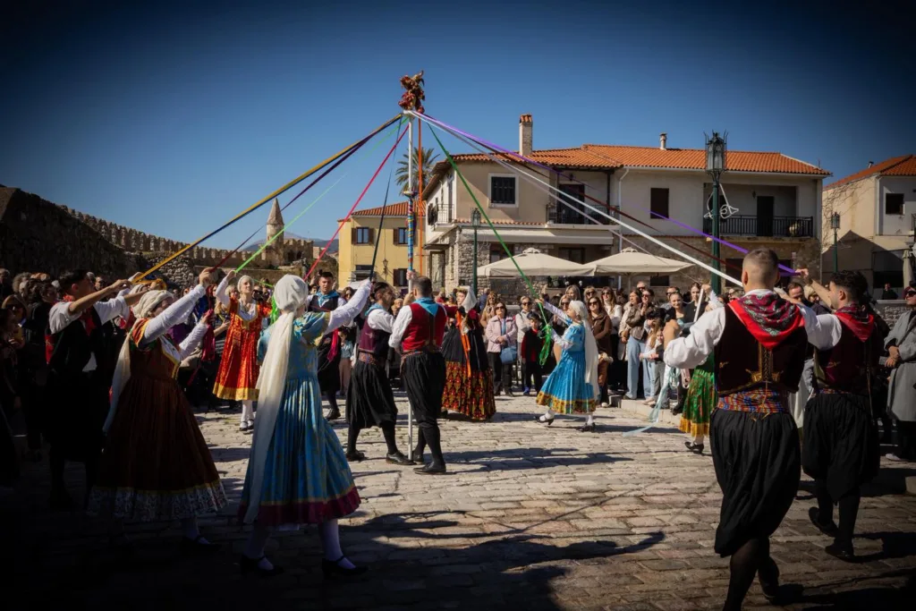 Η Ναύπακτος υποδέχθηκε πλήθος κόσμου και το τριήμερο της Αποκριάς ΦΩΤΟ