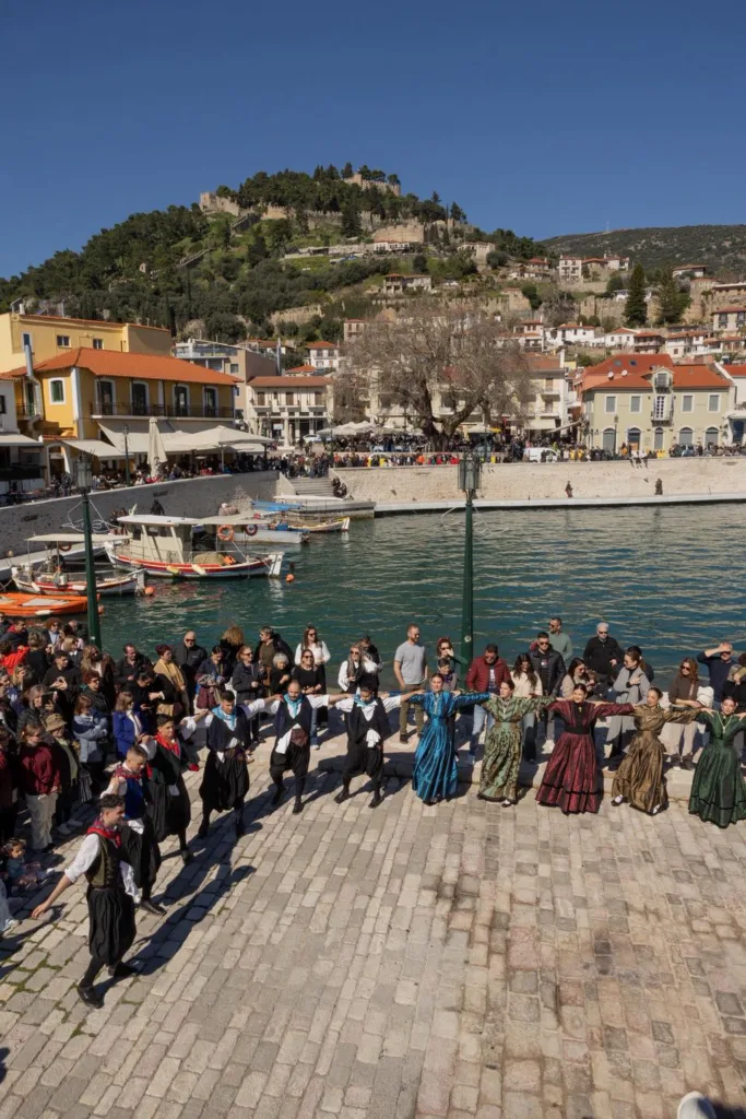 Η Ναύπακτος υποδέχθηκε πλήθος κόσμου και το τριήμερο της Αποκριάς ΦΩΤΟ