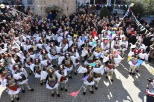 Νάουσα: «Πλημμύρισε» από κόσμο για το έθιμο «Γενίτσαροι και Μπούλες»