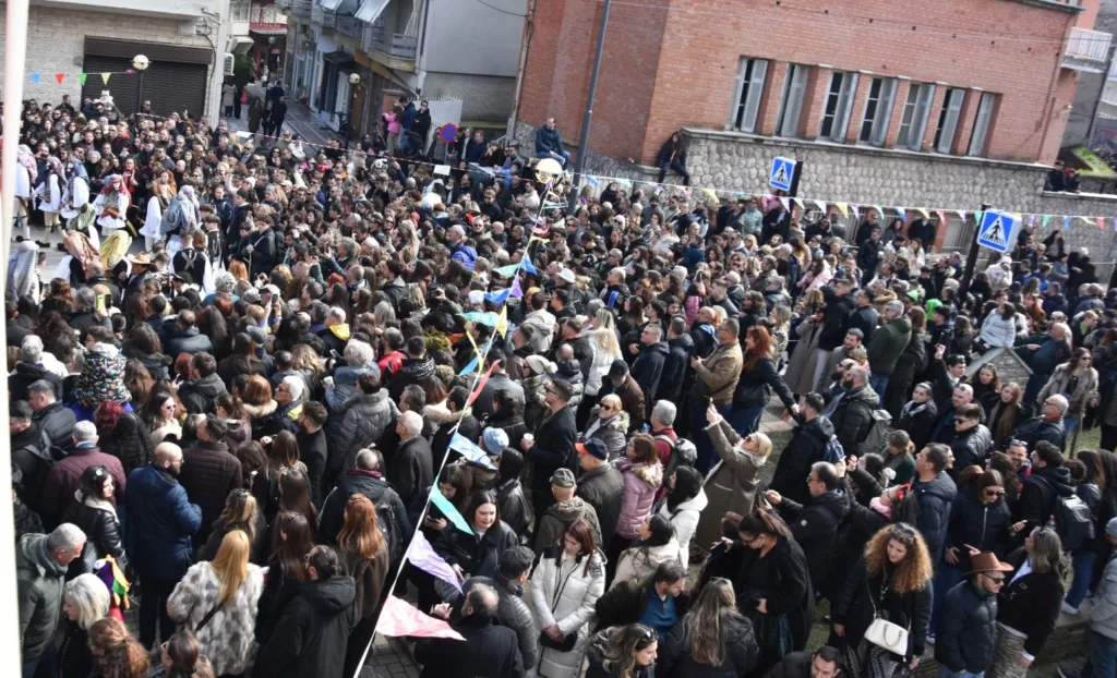 Νάουσα: «Πλημμύρισε» από κόσμο για το έθιμο «Γενίτσαροι και Μπούλες»