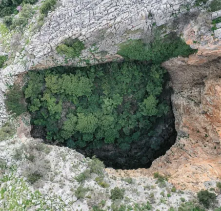 Η «Π» μπήκε στην Νεραϊδότρυπα: Η σπηλιά που ζουν μυθικά όντα... ΦΩΤΟ