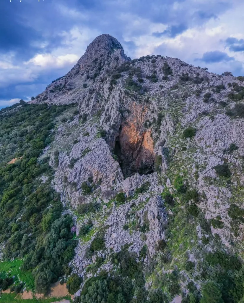 Η «Π» μπήκε στην Νεραϊδότρυπα: Η σπηλιά που ζουν μυθικά όντα... ΦΩΤΟ