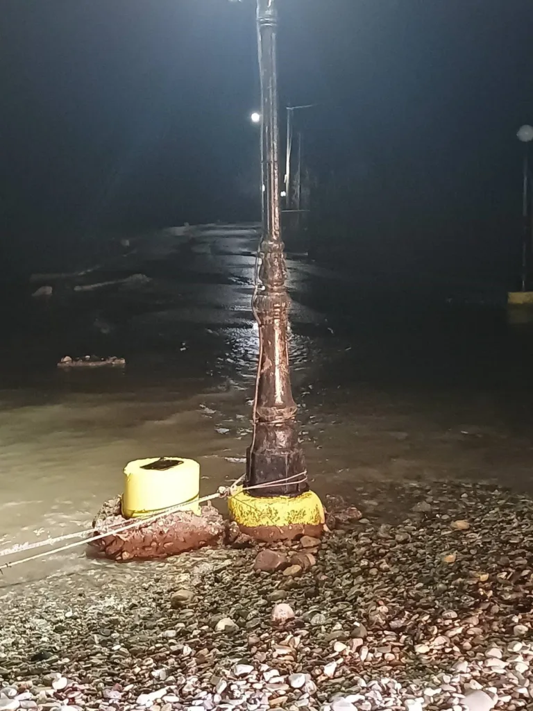 Αιγιάλεια: Η θάλασσα φούσκωσε και βγήκε στη στεριά - Σε διαρκή επιφυλακή η Πολιτική Προστασία του Δήμου