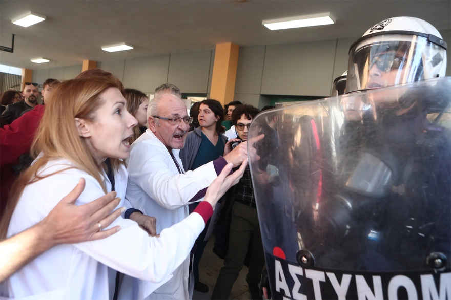 Ένταση στο νοσοκομείο Νίκαιας με την επίσκεψη Γεωργιάδη – «Κινδύνευσε η σωματική μου ακεραιότητα», λέει ο υπουργός ΦΩΤΟ-ΒΙΝΤΕΟ