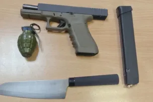 Λες και πήγαινε σε πόλεμο, συνελήφθη οπλισμένος με πιστόλι, μαχαίρια και χειροβομβίδα!